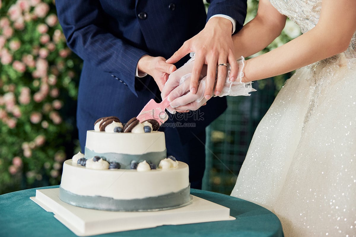 Lovepik Closeup Of Bride And Groom Cutting Cake At Wedding Picture 502381567