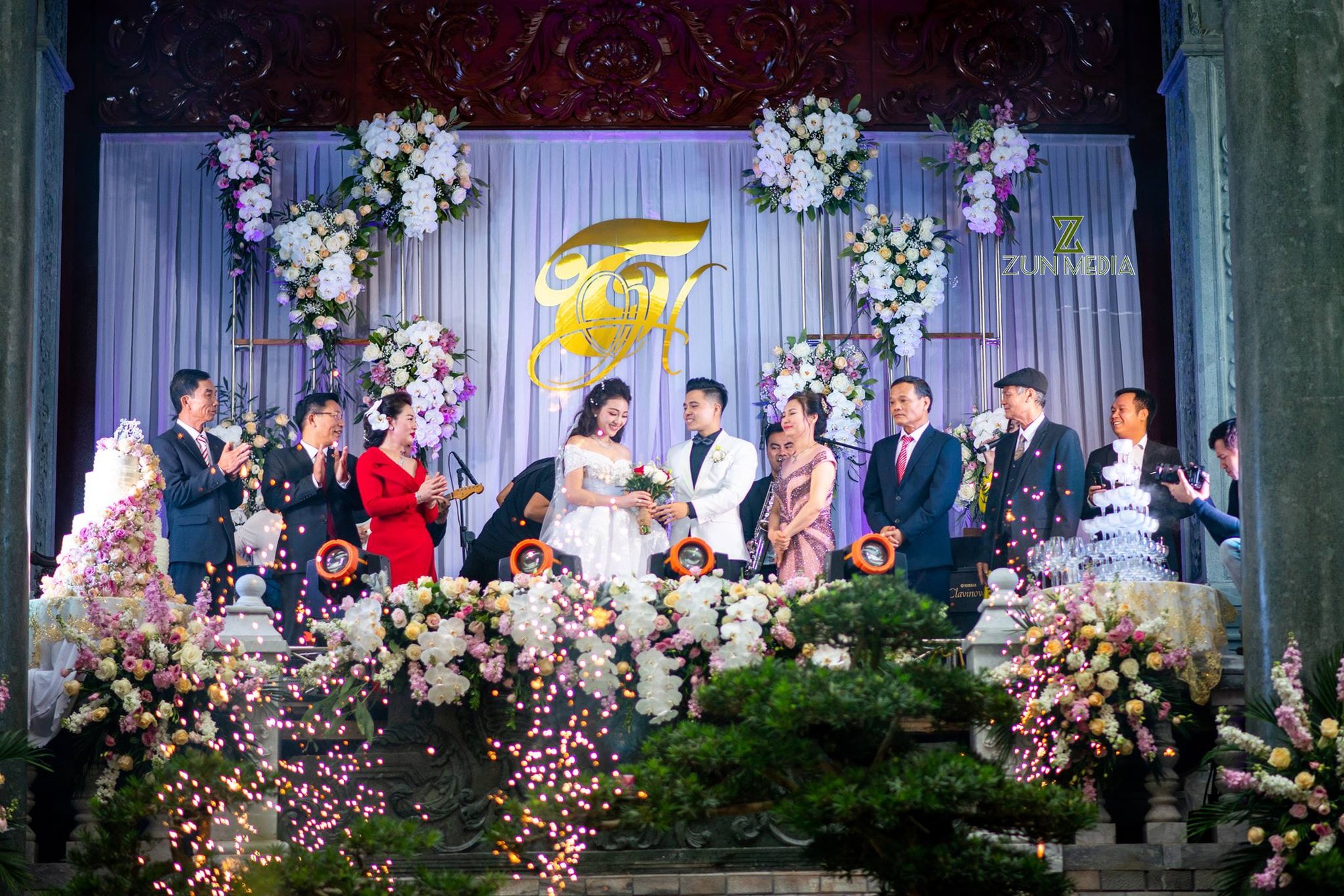 Choang Ngop Voi Ngoi Biet Thu Cua Gia Dinh Trong Dam Cuoi 504200696813123322634881607843280957997056o 154753 1547605431 Width2000height1334